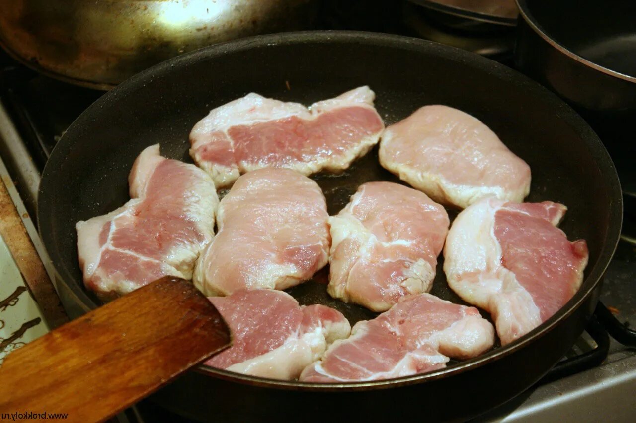 Как приготовить свиные кусочки на сковороде. Свинина кусочками в духовке. Мясо кусочками свинина в духовке. Мясо свинина кусочками на сковороде. Свинина в фольге на сковородке.
