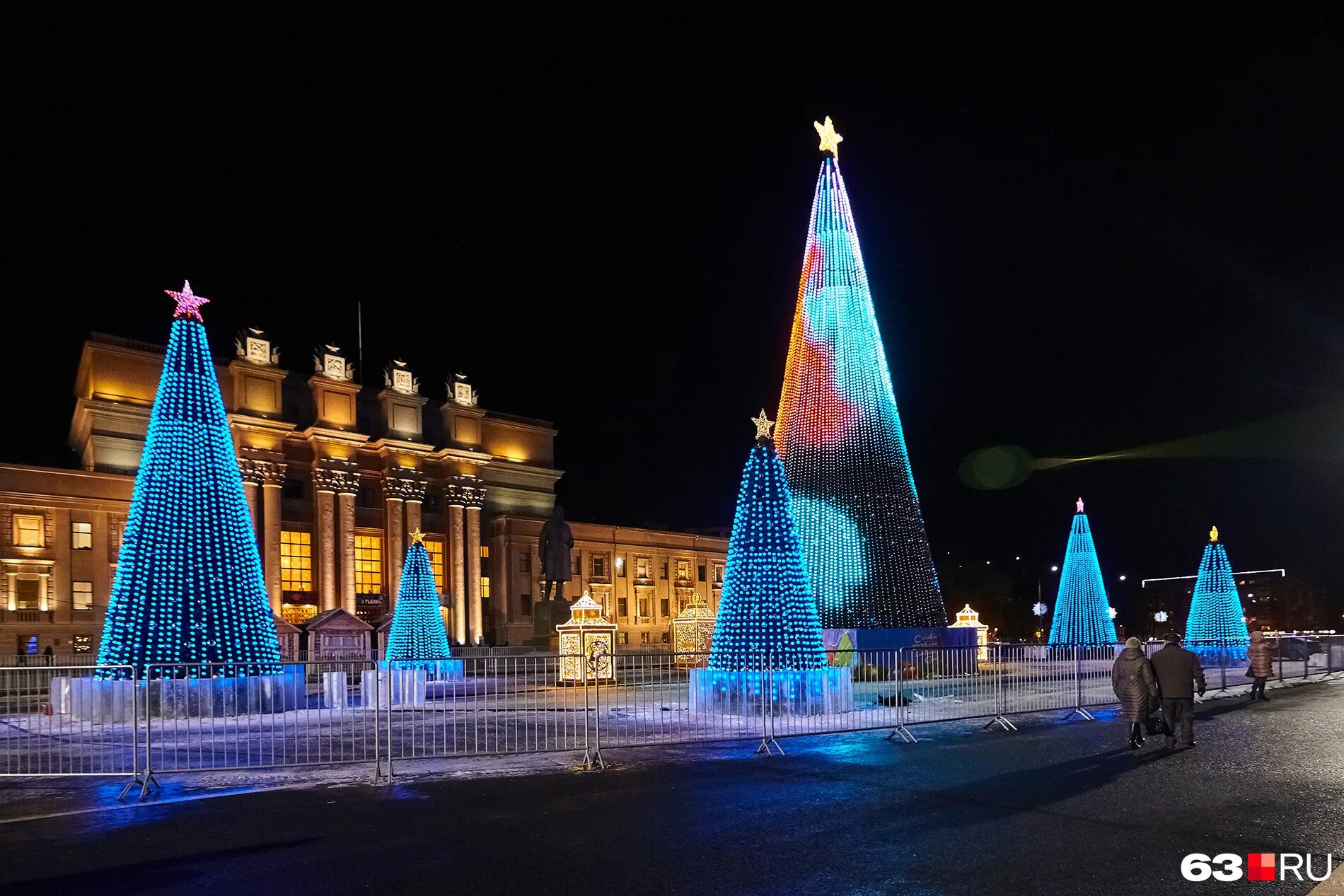 новогодняя площадь куйбышева самара. новый год самара. площадь куйбышева в самаре на новый год 2022. новый год самара. елка на площади куйбышева в самаре 2022.