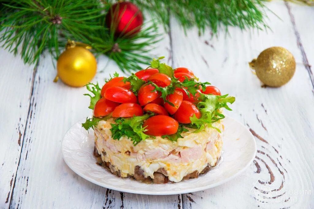 Салат из куриных яиц простой. Салат с копченой курицей и помидорами и сыром. Салат с копченой курицей и помидорами. Салат с копчёной курицей и грибами. Салат Курочка Ряба.