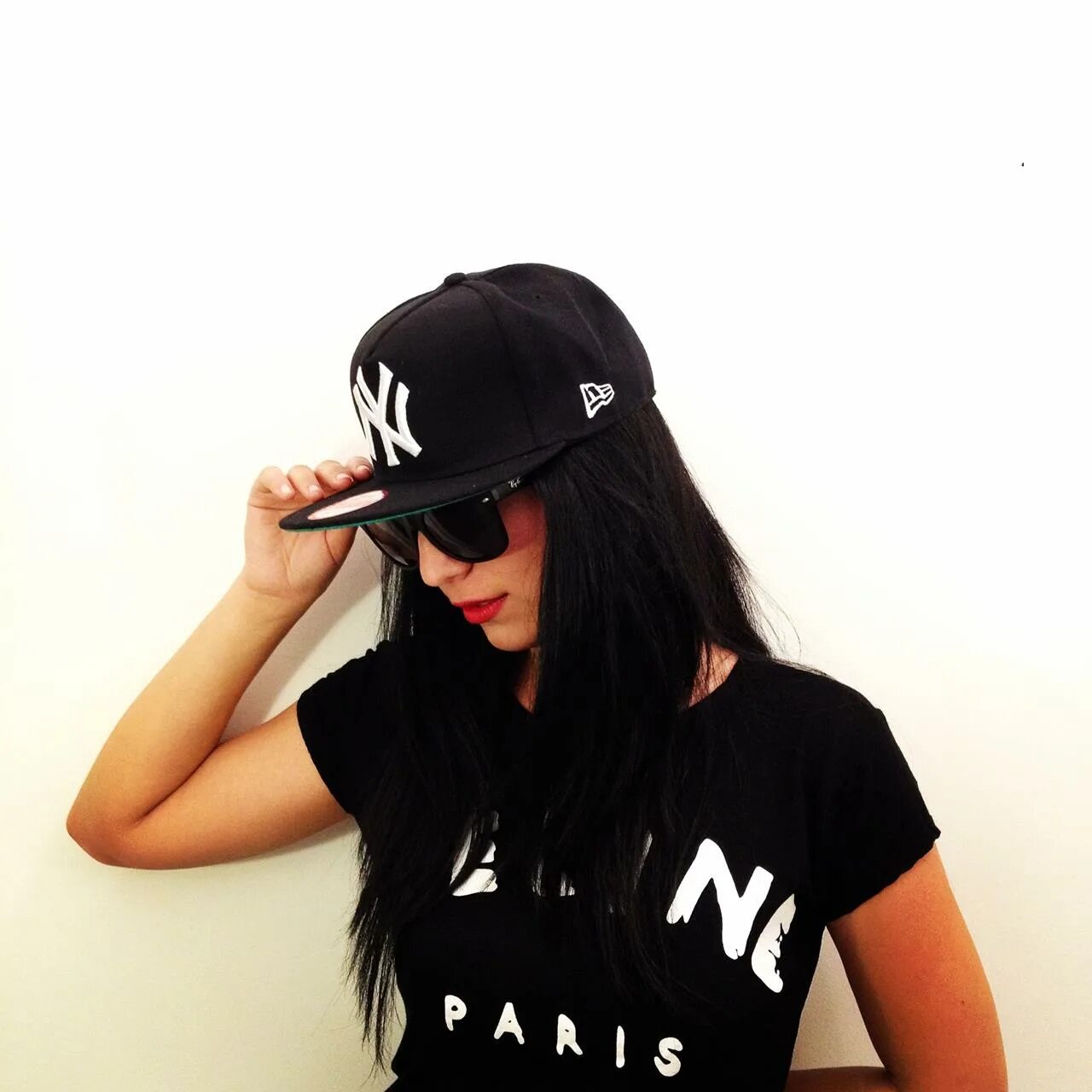 черные волосы белая бейсболка. брюнетка в кепке. брюнетки в белой кепке. шапка молодежная женская. брюнетка в бейсболке со спины.