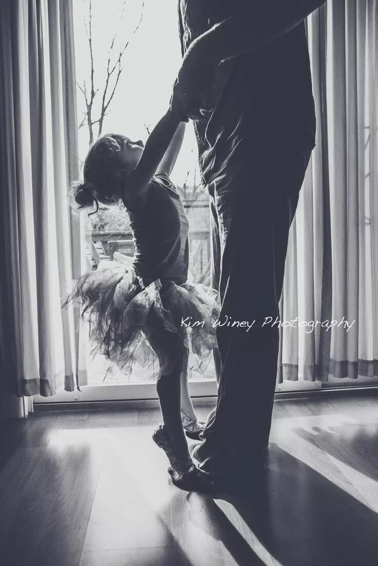 Real daddy daughter. Папа с дочкой со спины. Фотосессия отец и дочь. Любовь отца к дочери. Папа с дочкой чб.