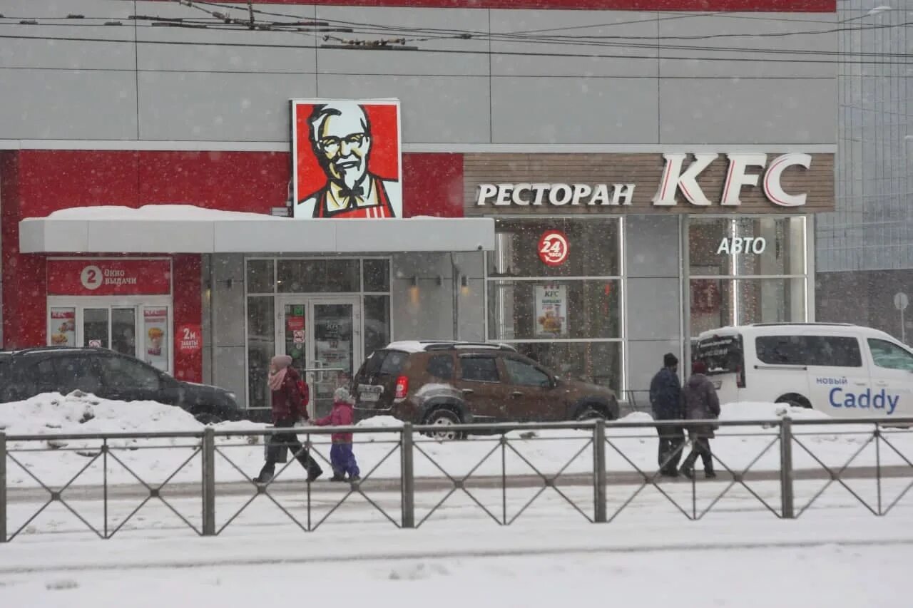 Kfc остается. Kfc ресторан. кфс рестораны в россии. закрытие kfc в россии. здание кфс россия.