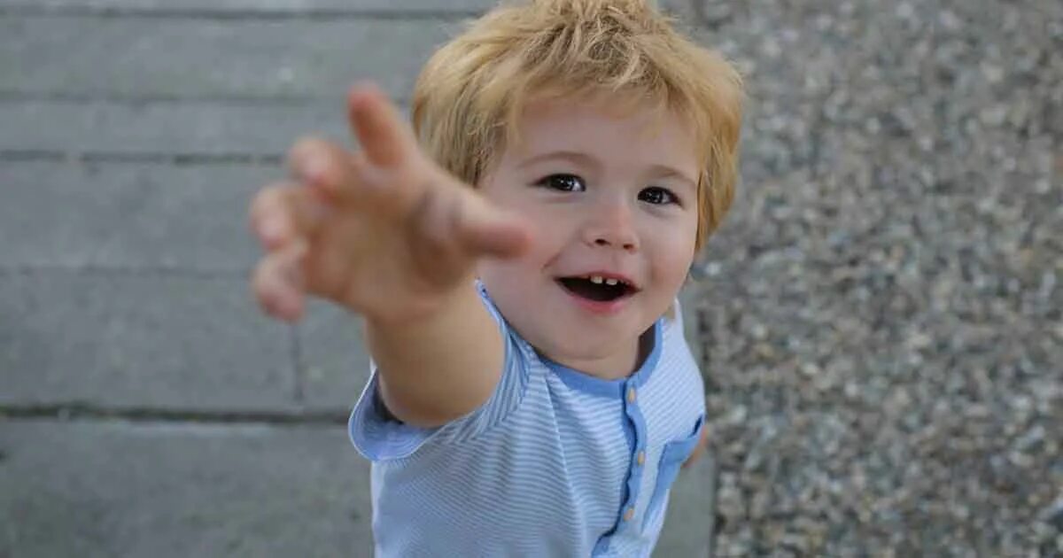 Родитель тащит ребенка. Малыш тянет руку. Ребенок и родитель за руку. Ребенок. Ребенок требует на руки.