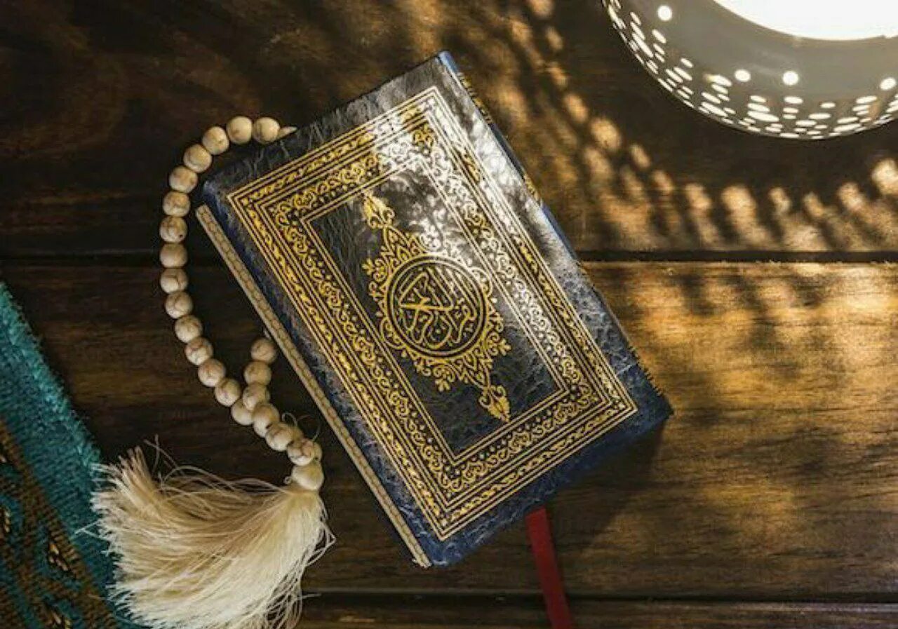 Красивая голосом кораном. Коран фон. Красивый Коран черный с золотом. Фон Коран с лучом.