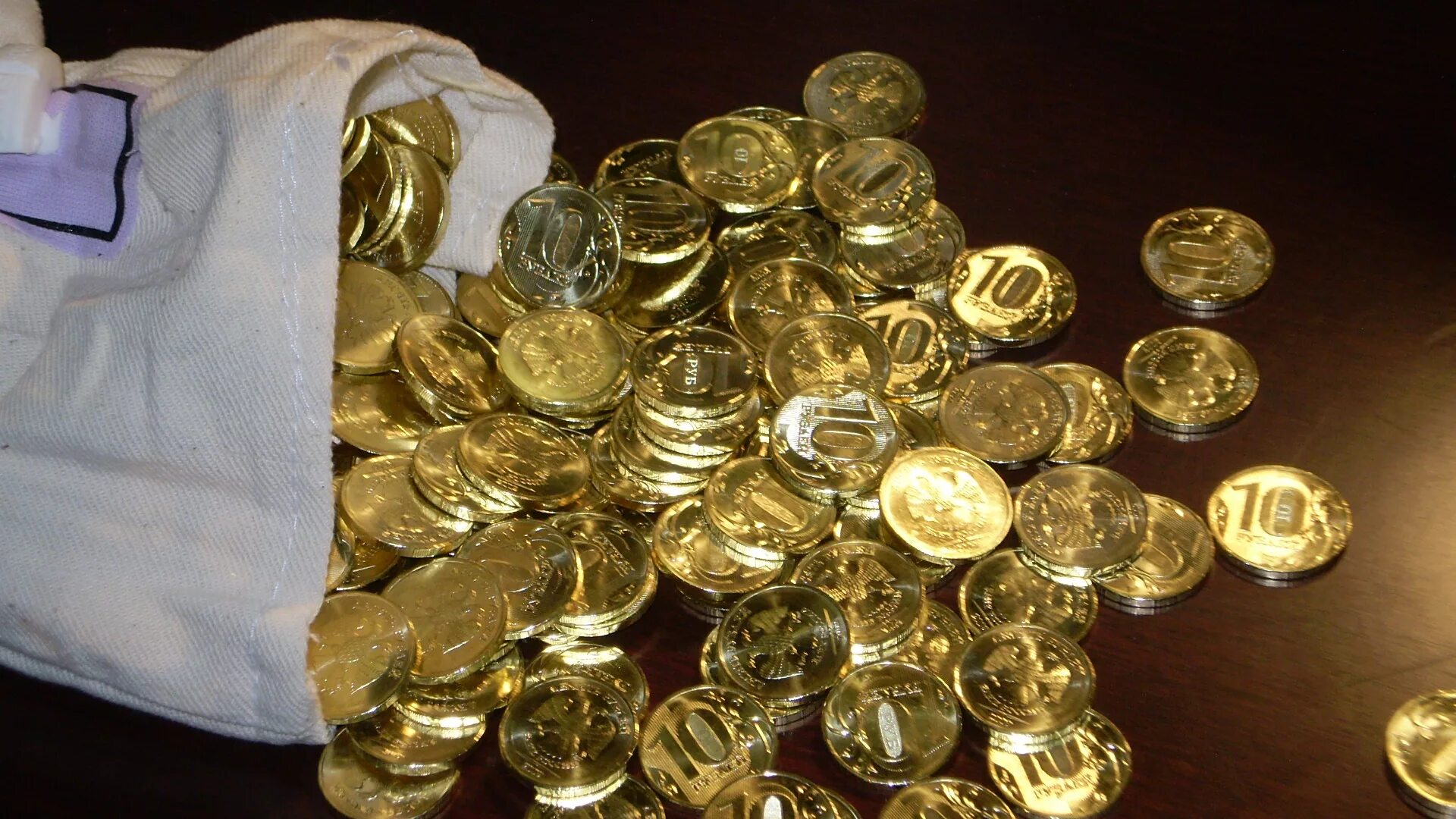 Россыпь монет. Золотые монеты богатство. Куча монет. Куча золотых монет.