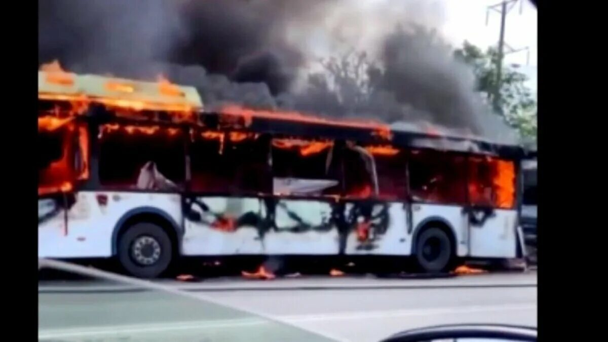 Каким цветом горел маршрут номер 19. Энгельс сгорел автобус. Автобус МЧС. Горел автобус горел автобус.