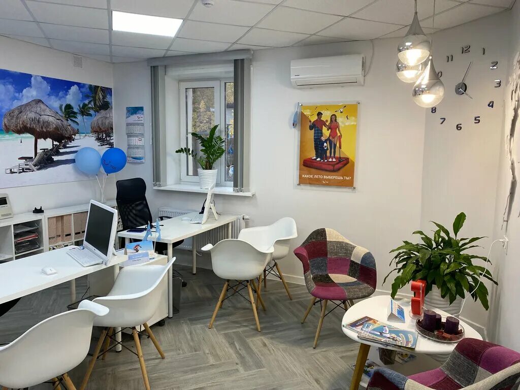 в офисе турфирмы tui. турагентство fun. Fun sun туроператор. Fun sun туроператор. фотообои в туристическое агентство.