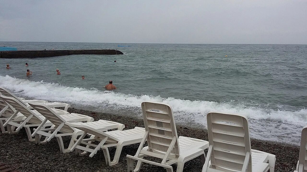 Температура воды в черном море алушта. Кипарис пляж Алушта. Веб камера Алушта море. Тоннель море Алушта пляж. Банан на море Алушта.