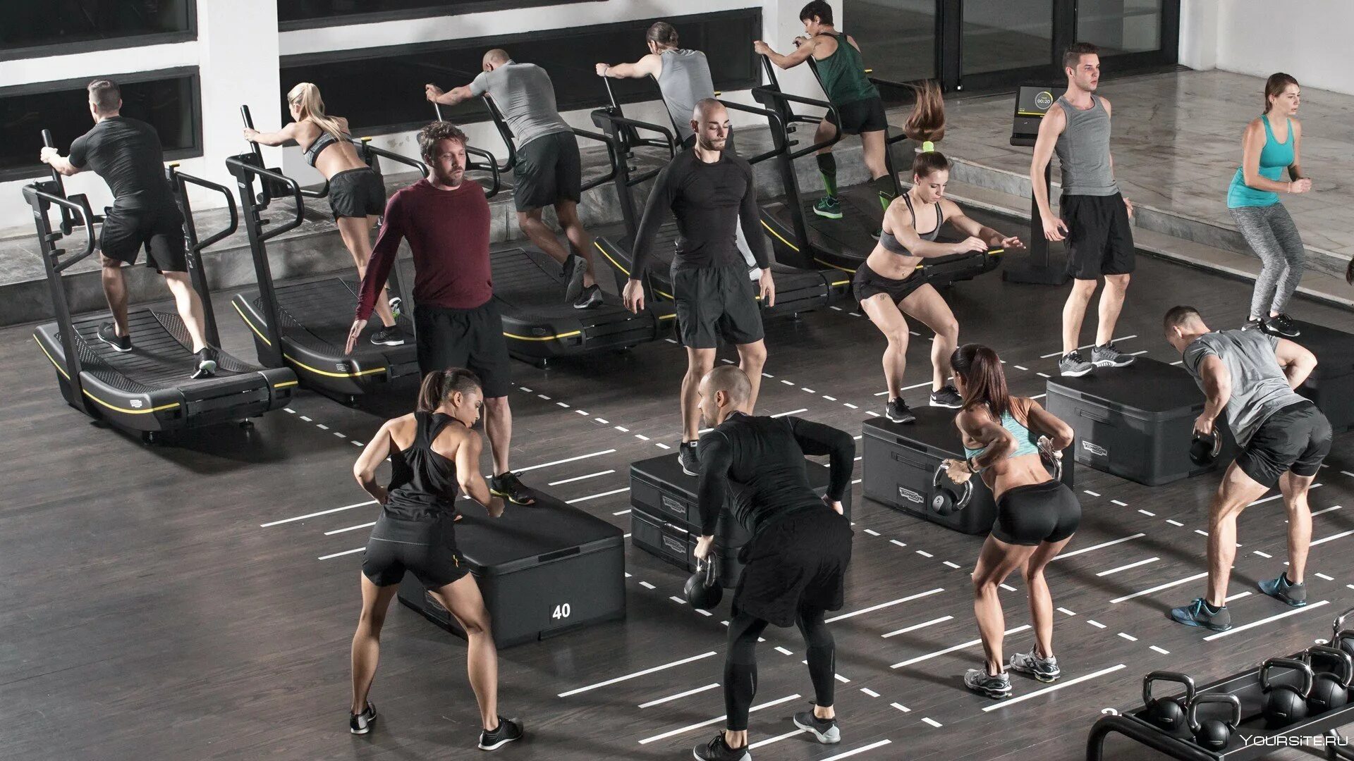 Болезненные тренировочные. Technogym кроссфит. Виит(HIIT)-тренировка. Техноджим функциональный тренинг. Круговая групповая тренировка в зале.