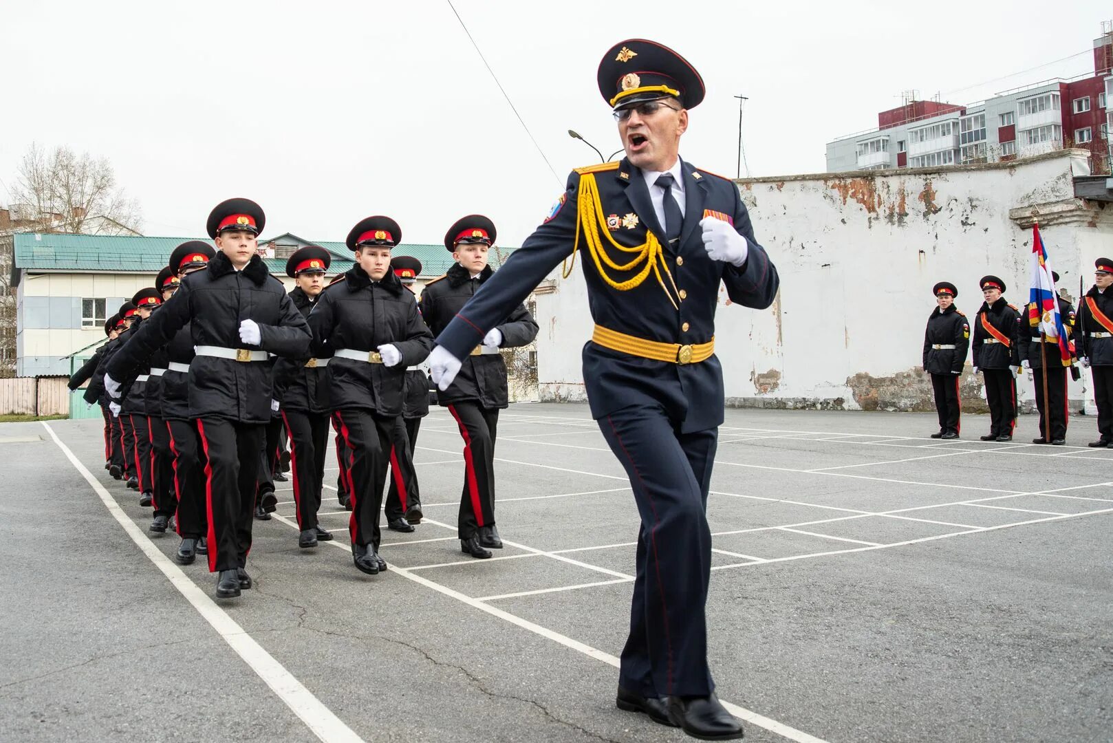 Строевая полки идут стеной. Сложить россии песня текст. Служить росси суждено тебе и мне. Служить россии суждено тебе. Кадеты иркутского кадетского корпуса.