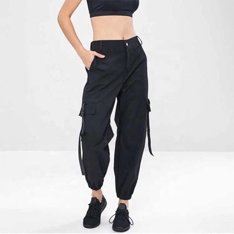 Чёрные атласные брюки карго женские. Карго женские черные. Карго женские черные. Карго пантс женские черные. Штаны карго черные.