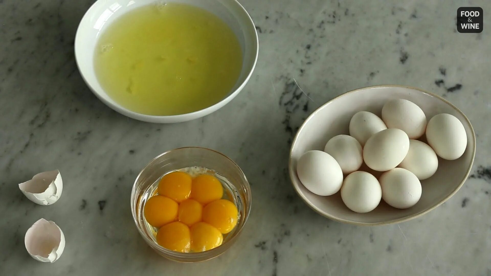 Белки яиц купить. Белки и желтки. Белок яйца. Отделить белки от желтков. Яйцо желток отдельно белок отдельно.