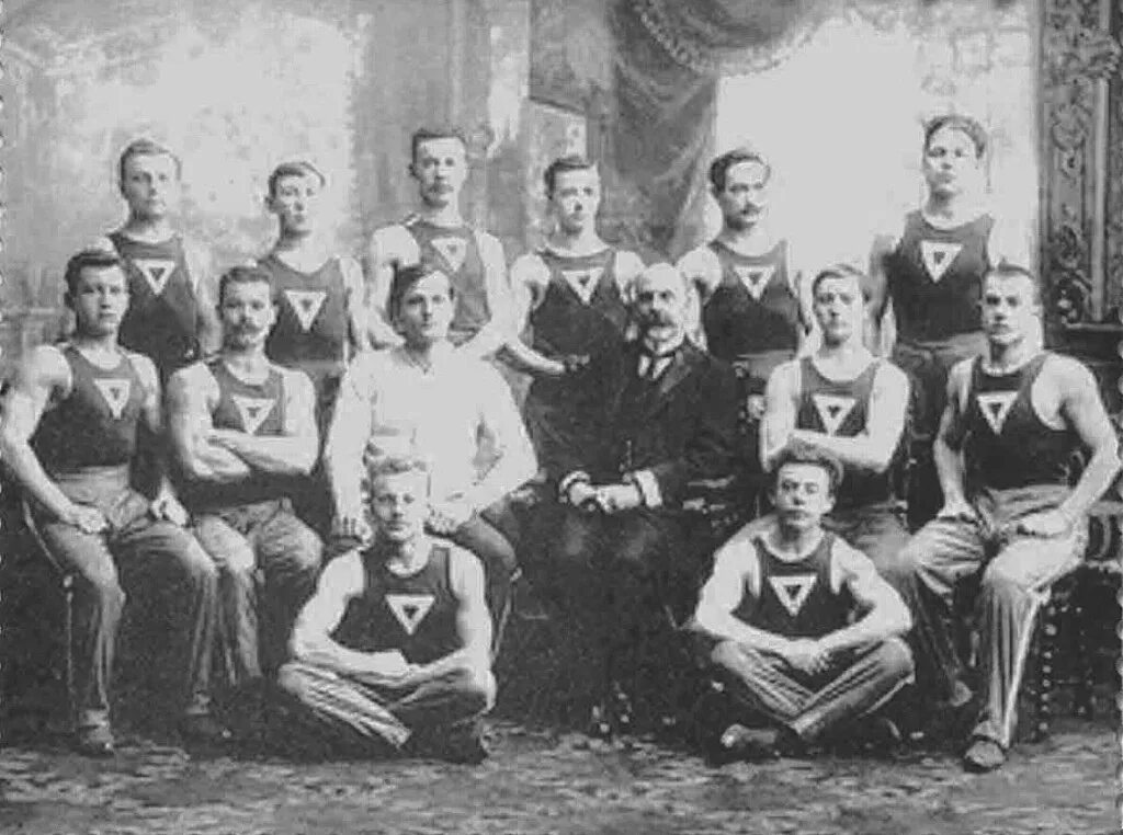 Первая баскетбольная команда. Спортивное общество Маяк баскетбол 1906. Спортивное общество Маяк 1906 год. Баскетбольная команда 1906 Маяк.