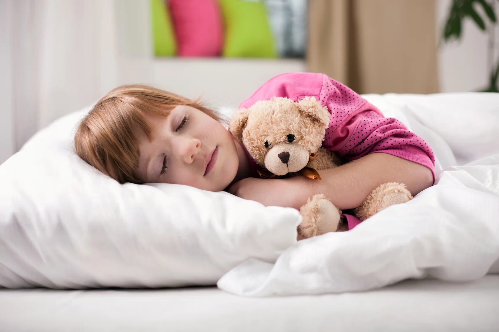 Sleep on little child day is young. Маленькую девочку в постель. Маленькая прекрасная девочка засыпает.