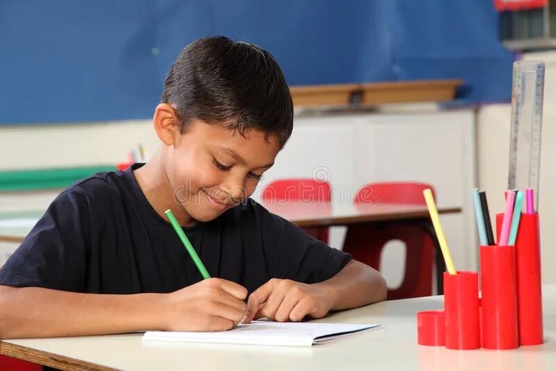 Writing 10 класс. Мальчик 10 класс. пенсил мальчиков. children write. черно белое фото рисующие подростки в школе.