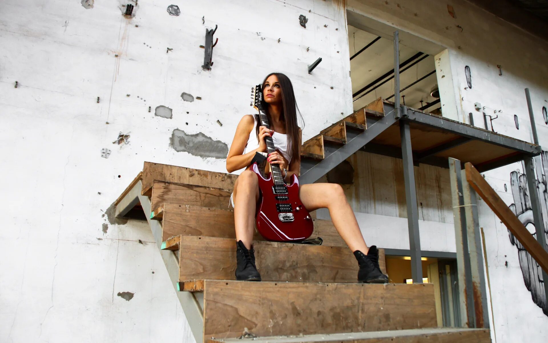 Девушка с автоматом. Саша смирнова скейтбордистка. Юлия трефилова. Девушка с мячом. Мультяшные девочки.