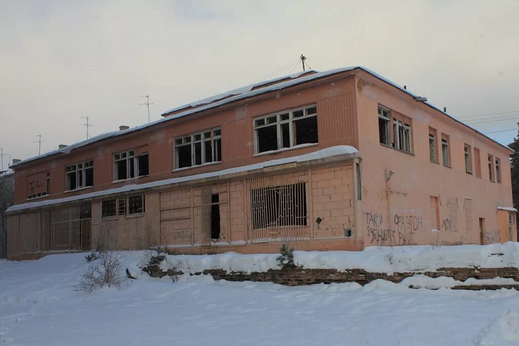 Здание бывшей столовой. Мончегорск 1990. Керчь заброшенные здания. : псков, ул. Фабрика кухня керчь.