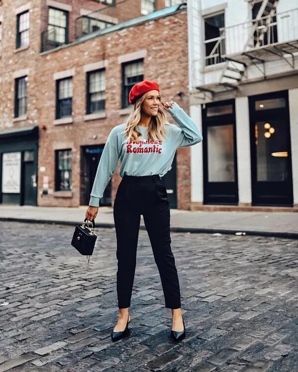 Фэшн стильный костюм для путешествий. Детали на платье самые модные крутые 2024. Модные образы с джинсами 2023. Француженка блондинка. Образ для прогулки по москве.