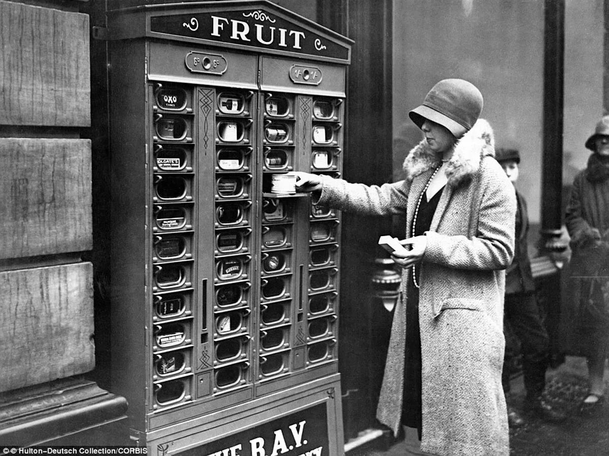 Первые автоматы в мире. Лондон 1920 год. Старые вендинговые автоматы. Торговые автоматы ретро. Ретро вендинговый автомат.