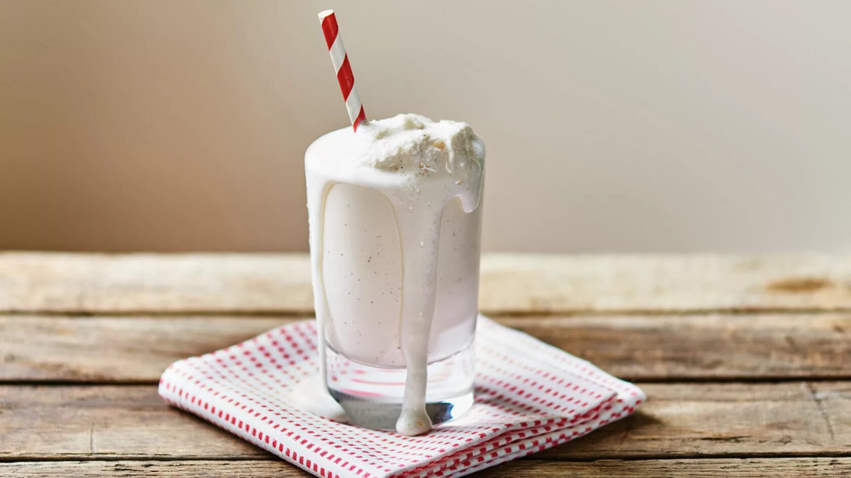 Клубничный милкшейк. Милк шейк коктейль ванильный с мороженым. Milky shake. Milky shake. Milky shake.