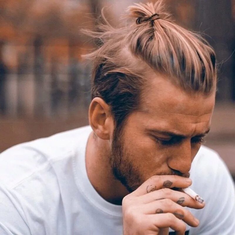 Андеркат man bun. Man bun прическа Undercut. Дэвид Бекхэм андеркат. Мэн бан + андеркат. Мужские прически длинными висками