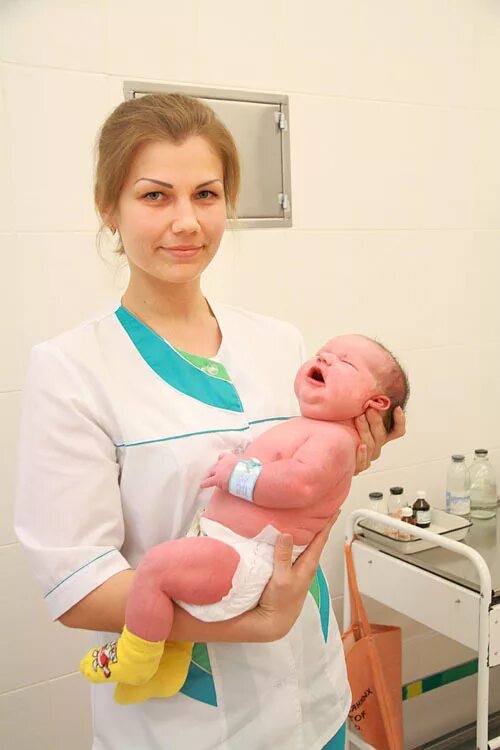 Родился 5 кг. Крупные новорожденные дети в роддоме. Самый крупный новорожденный. Новорожденный весом 2 кг. В алтай родила гигантский ребенок.