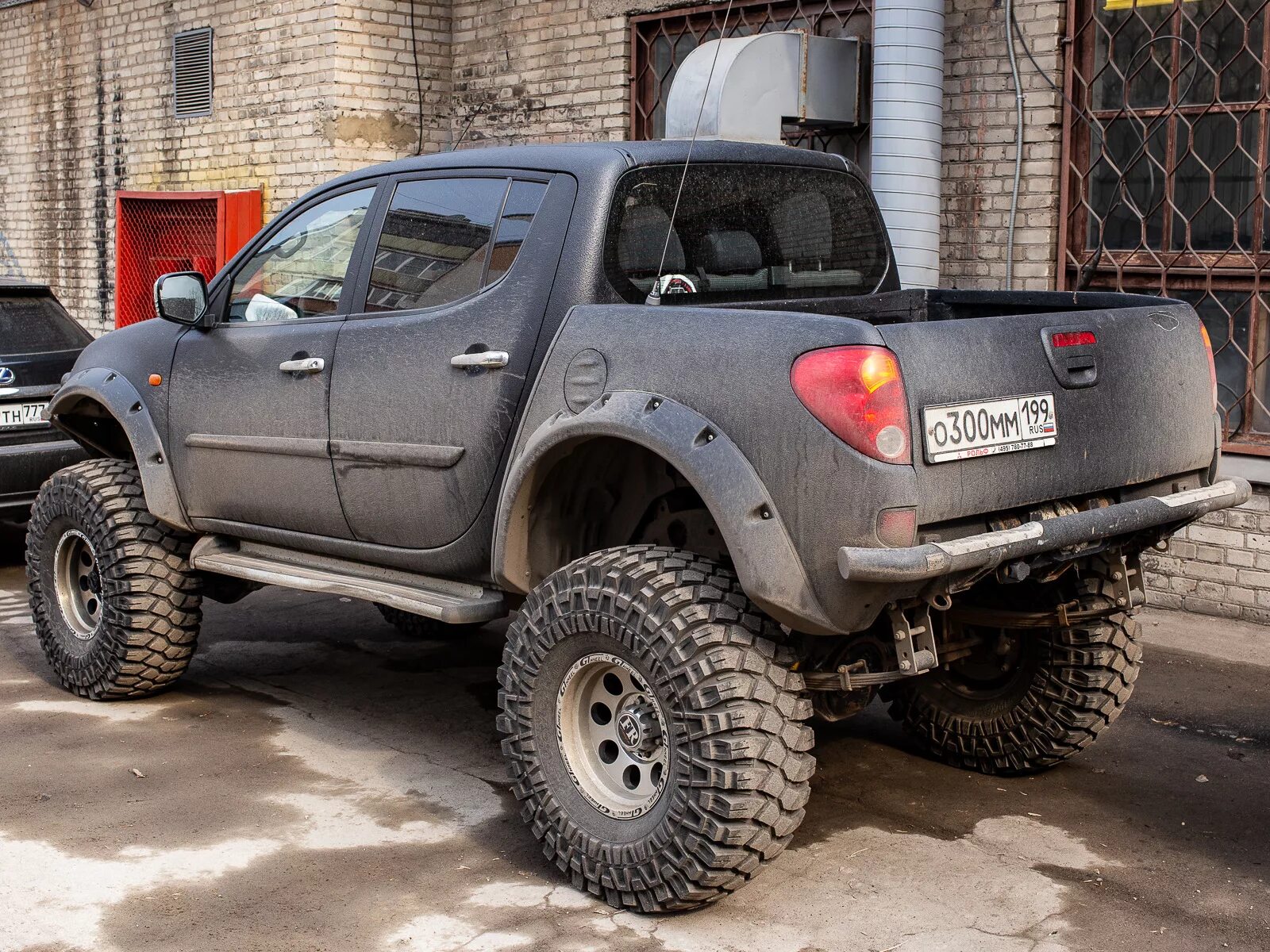 Пикап сервис. Mitsubishi l200 на 33 колесах. Mitsubishi l200 лифт. Mitsubishi l200 35 колеса. Лифт Мицубиси л200.