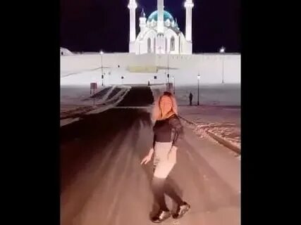 Девушка полуголая танцевала перед мечетью