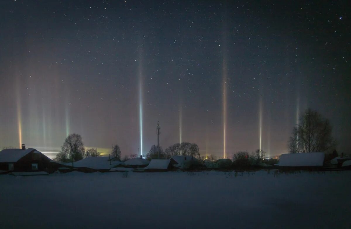 Когда дадут свет в кировске. Светящиеся столбы в небе в Мороз. Световой лес. Световые столбы в небе в Кировской области. Светящийся столб в небе в Мороз.