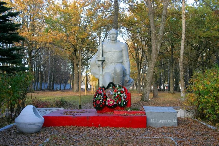 Фаянсовая киров калужская область. Памятник в парке железнодорожников Киров Калужская область. Город Кирова Калужской области парк железнодорожников. Памятник Кирову Киров Калужская область. Памятники в сквере Киров Калужская область.