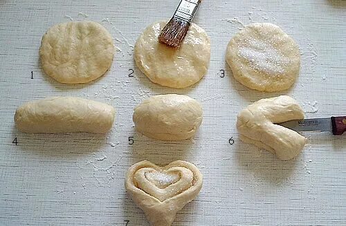Формование булочек. Как сделать плюшку из теста сердечком. Булочки сердечки из слоеного теста. Лучистый пирожок и медовая плюшечка. Формы булочек с сахаром.