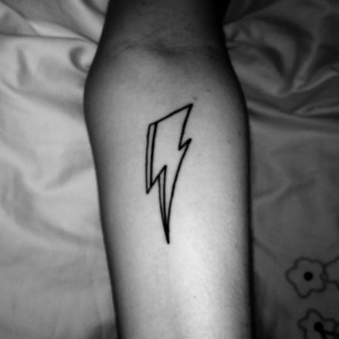 узор молнии. тату молния на руке. молния ручкой. тату молния. тату молния на запястье.