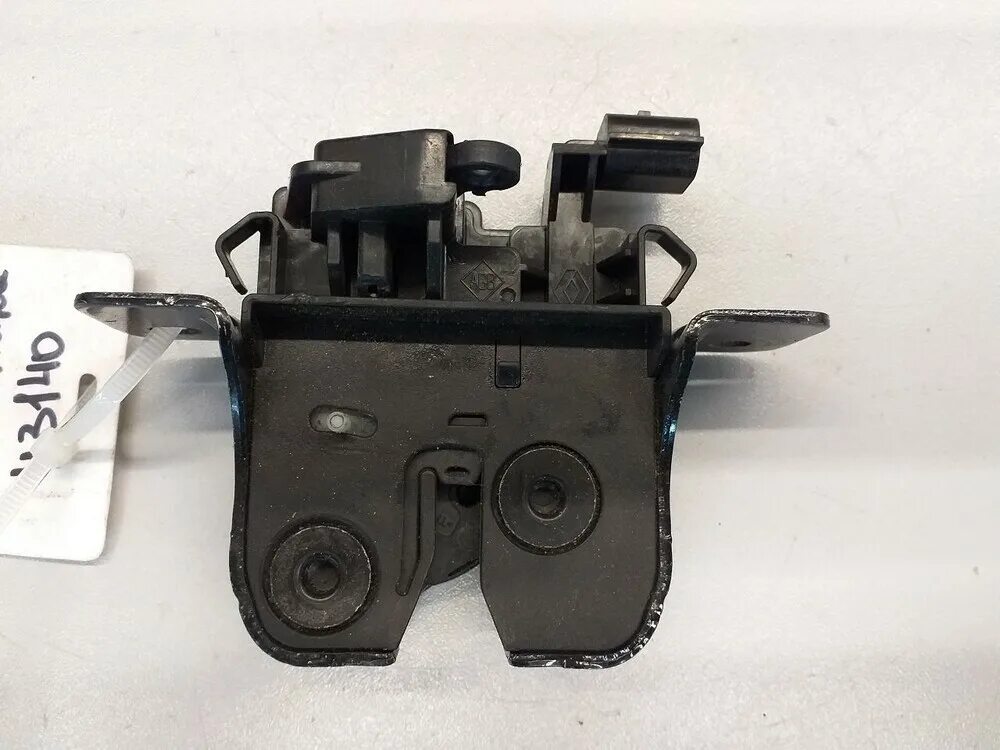 Замок багажника рено сандеро 1. Механизм замка крышки багажника рено логан 1 артикул. Renault 905033229r замок багажника. Замок крышки багажника renault sandero. Замок багажника рено сандеро 2.