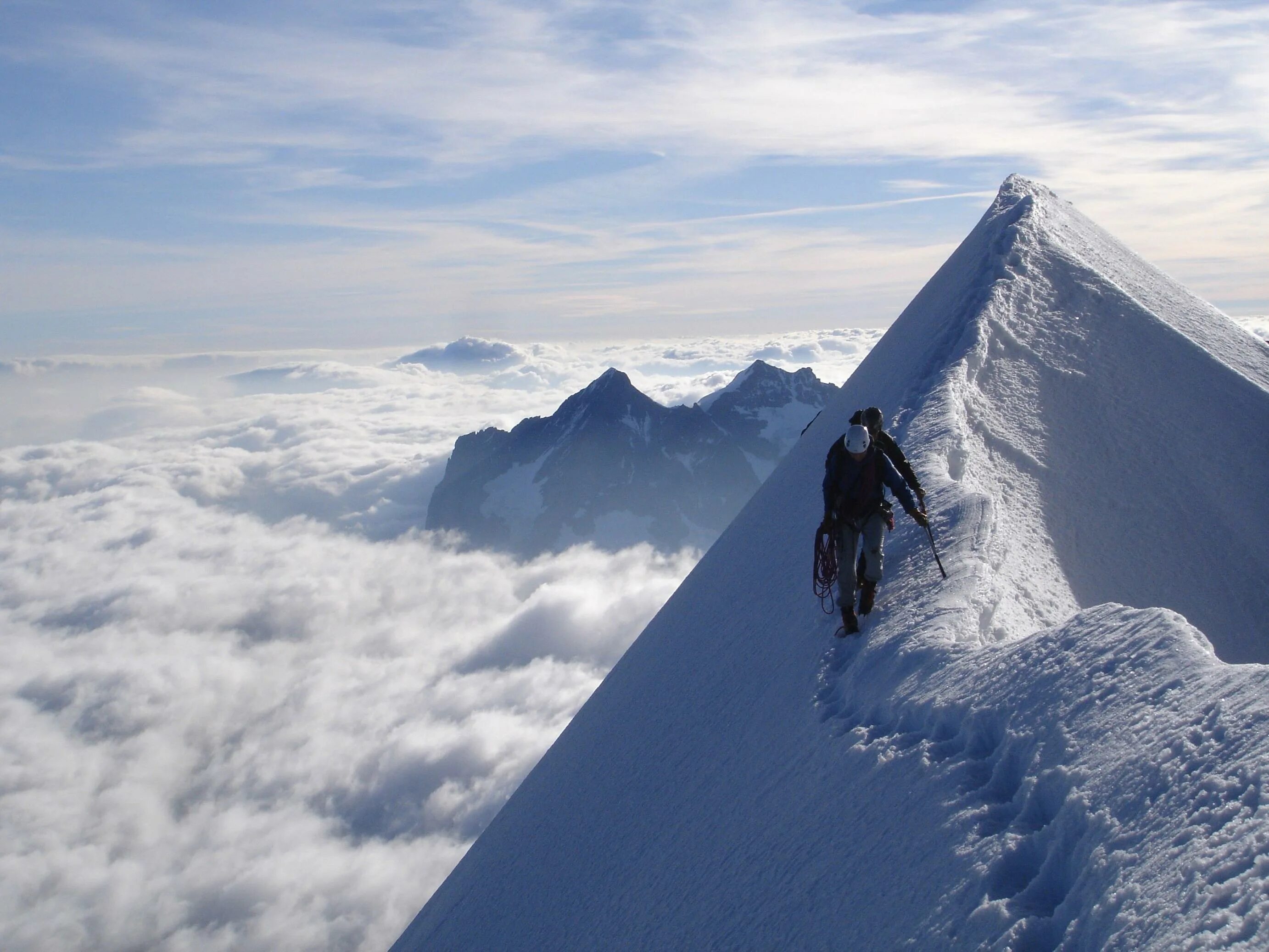 Goes up higher. Вершины: Джомолунгма (Эверест), Эльбрус.. Эверест гора восхождение. Гора Эверест фото с вершины. Альпинисты на вершине Эвереста.