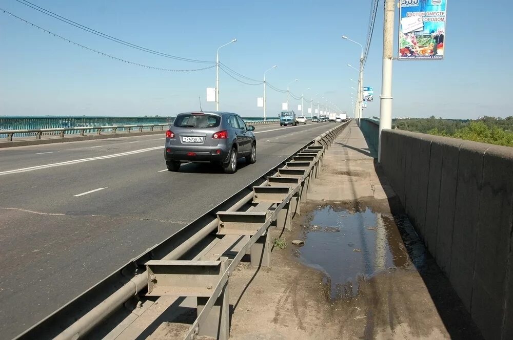 Октябрьский мост закрывают. Октябрьский мост ярославль два берега. октябрьский мост камеры ярославль. яма на новом мосту ярославль. октябрьский мост 2000 года.