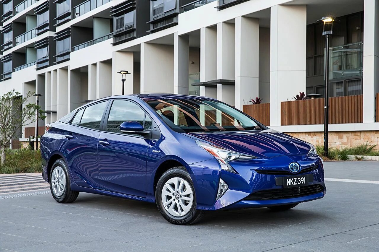 Автомобили тойота гибрид. Toyota Prius 2016. Toyota Prius Hybrid 2016. Тойота Приус гибрид 2016. Toyota Prius 2016 Blue.