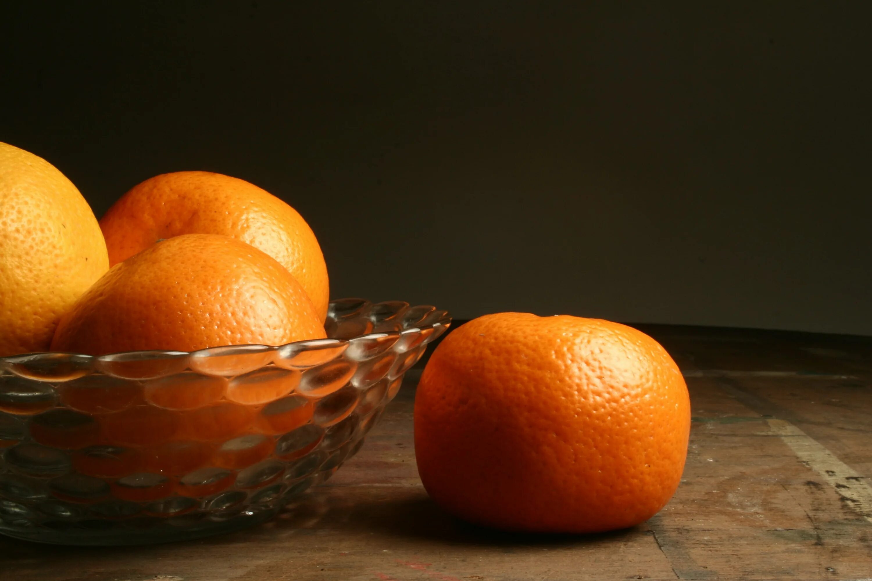 Апельсин и мандарин. Апельсины на столе. Апельсин фрукт. Красивый апельсин. Темный мандарин