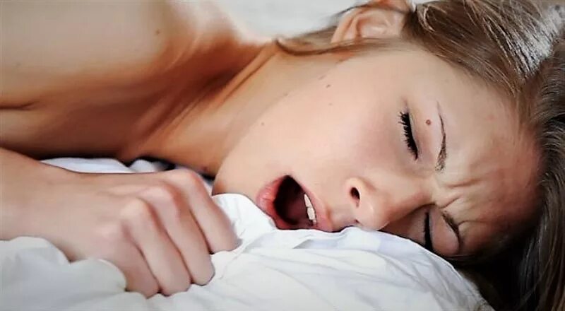 Наслаждение женщины. Парень сверху. Сообщение со стонами. Удовольствие страсть. Почему люди стонут.