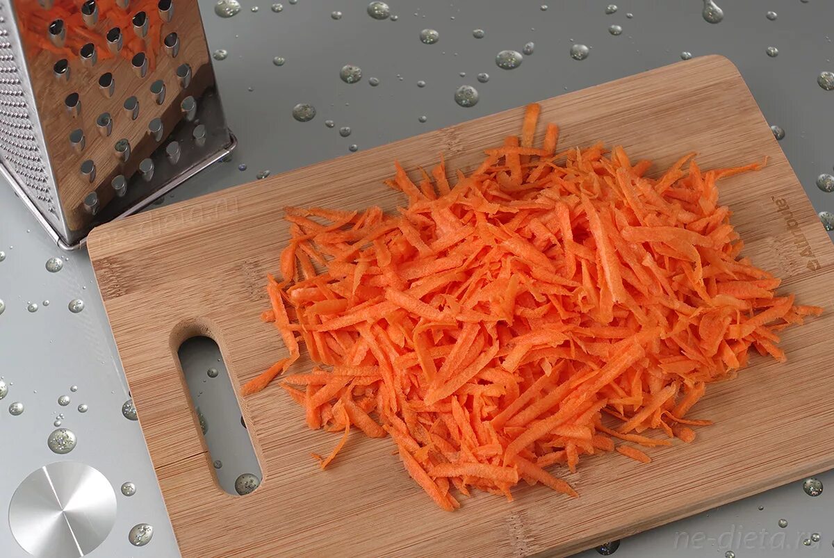 Нарезка овощей соломкой. Терка для морковки. Натертая морковь. Морковь натертая на крупной терке. Овощи соломкой.