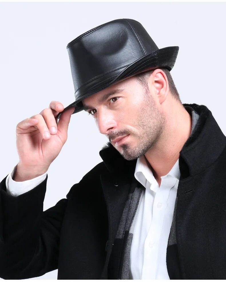 Мужчина не снимающий головной убор. Мужчина в головном уборе в помещении. Мужчина в головном уборе в помещении. Модные мужские шляпы. Рыбацкая шляпа bucket hat.