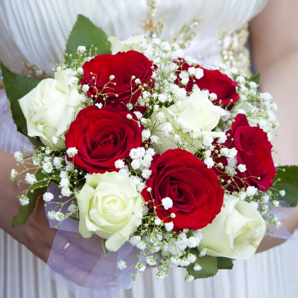 Бело розовый красный букет. Свадебный букет гипсофила белый красный. Красные гипсофилы букет невесты. Букет невесты красные розы и гипсофила. Гипсофилы с красными розами букет невесты.