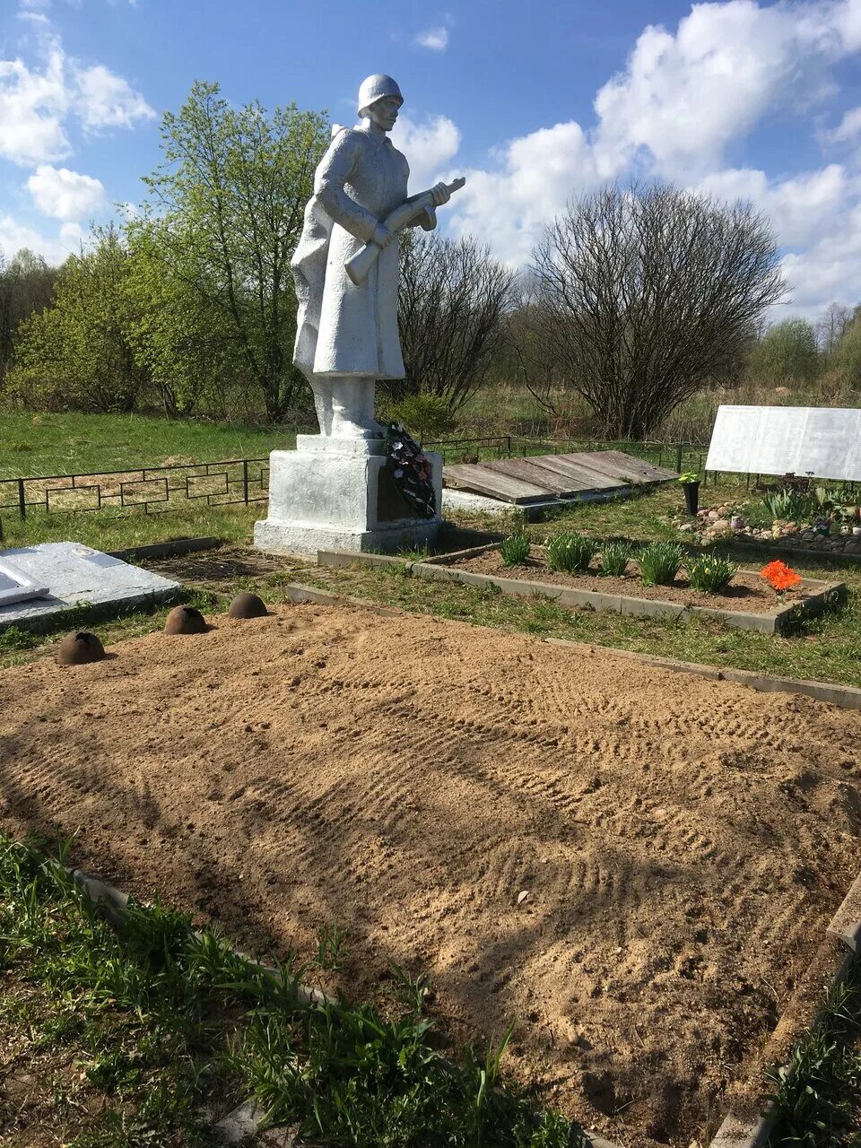 Калужская обл износковский. Износковский район калужская область братская могила. Село износки калужская. Калужская обл износковский. Деревня ореховня износковский район братская могила.