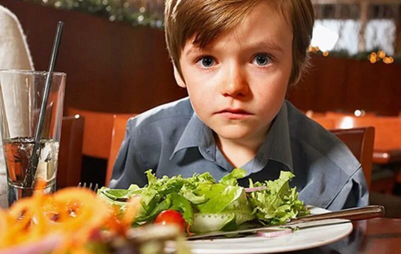 Собираюсь пообедать. Дети в кафе. Мальчик в ресторане. Мальчик в кафе. Мальчик обедает.