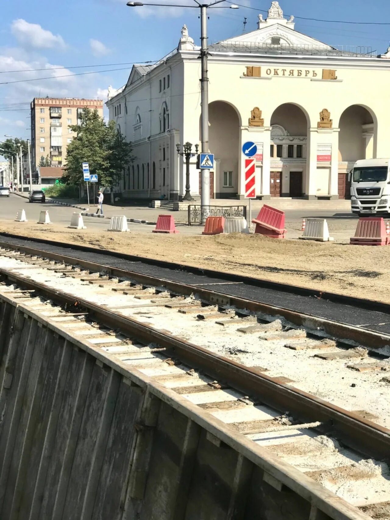 Улицы новокузнецка названные. Новокузнецк перекресток Металлургов Орджоникидзе. Орджоникидзе трамвайные пути. Путейцы Новокузнецк. Перекресток горсовет Металлургов Орджоникидзе Новокузнецк.