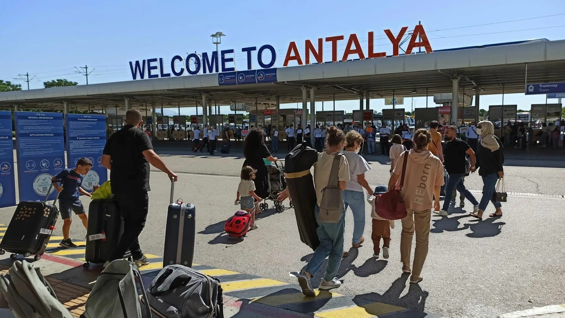 Подешевеет ли турция. Аэропорт в Анталии Турция. Российские туристы в Турции. Российские туристы в аэропорту Анталии. Российские туристкитв Турции.