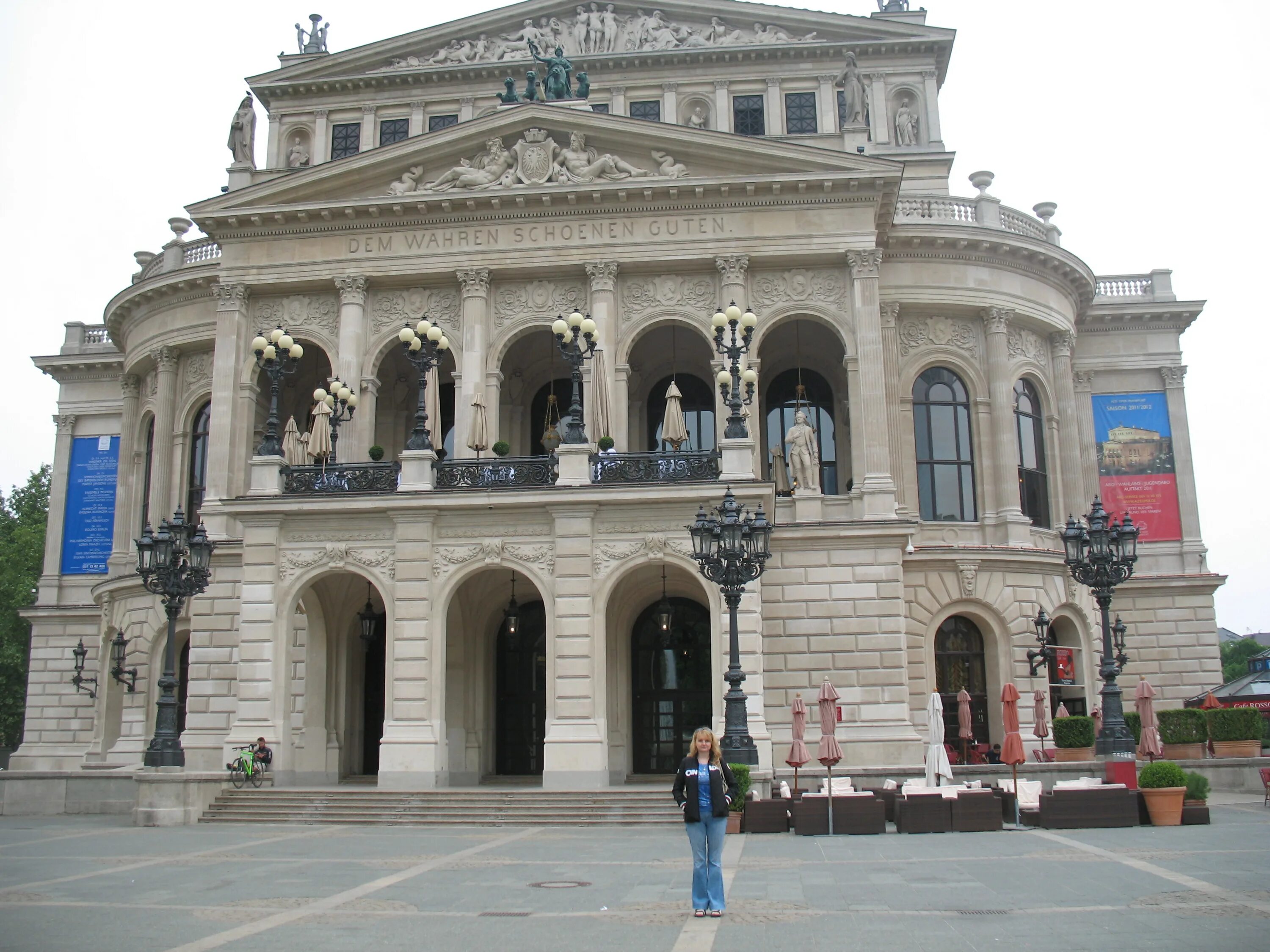Opera старые. Королевский оперный театр австрия. здания в америке похожие на венский оперный театр. вход в венский оперный театр. opera old.