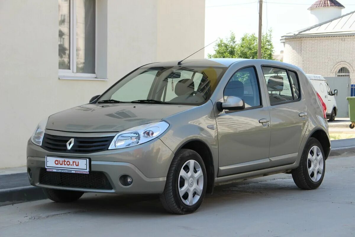 Renault sandero год выпуска. Renault Sandero 1. Renault Sandero 1 поколение. Рено сандеро1прколения. Рено Сандеро 2 поколения.