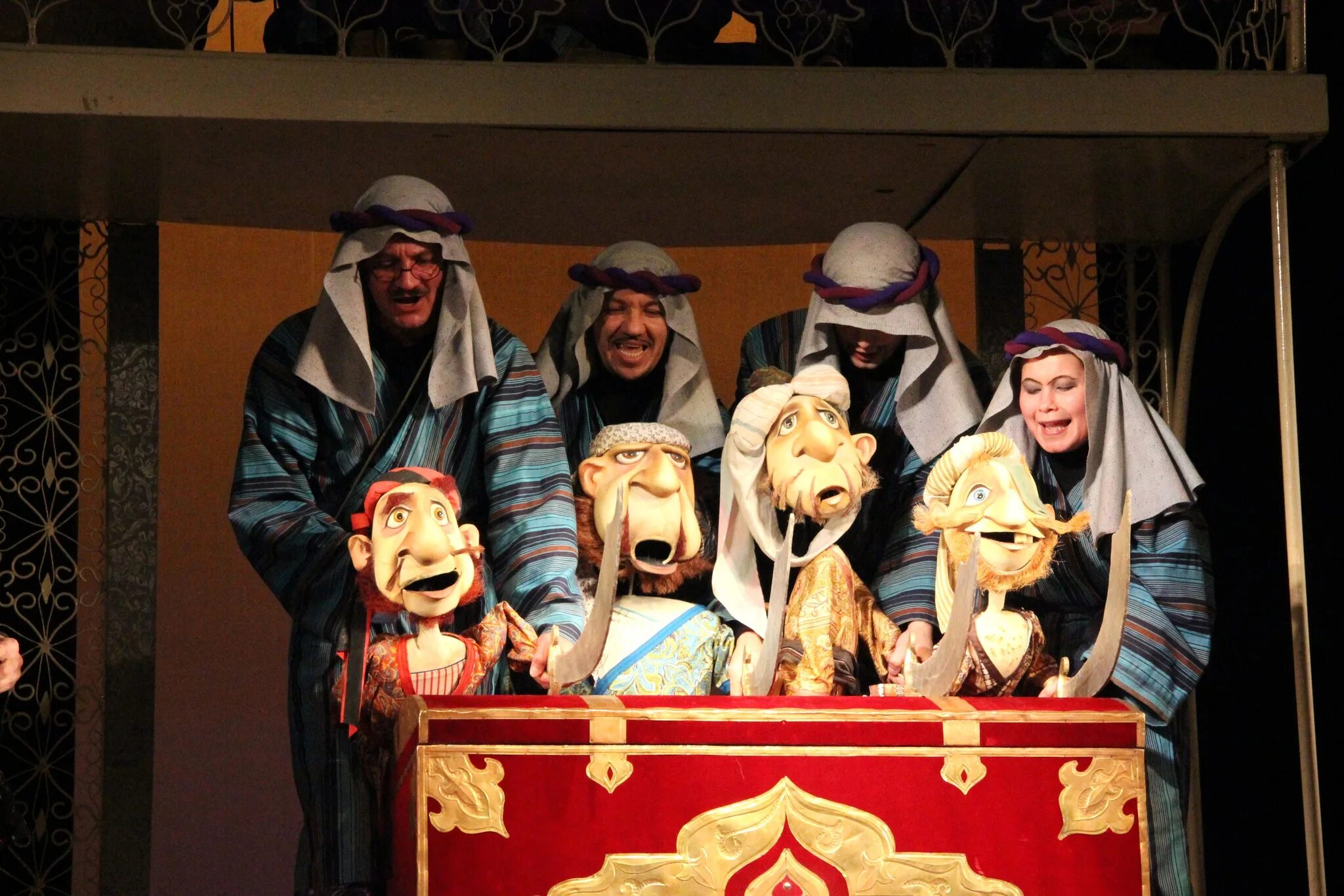 Театр разбойников. Разбойники в театре. Театр разбойников. Театр разбойников. Алибаба и 40 разбойников театр.