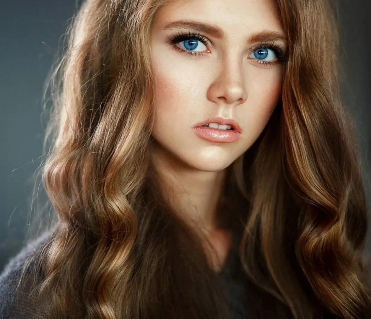 Джейд вебер 2020. Русая с голубыми глазами. Русая девушка с серыми глазами. Шатенка с голубыми глазами. Модель барбара палвин.