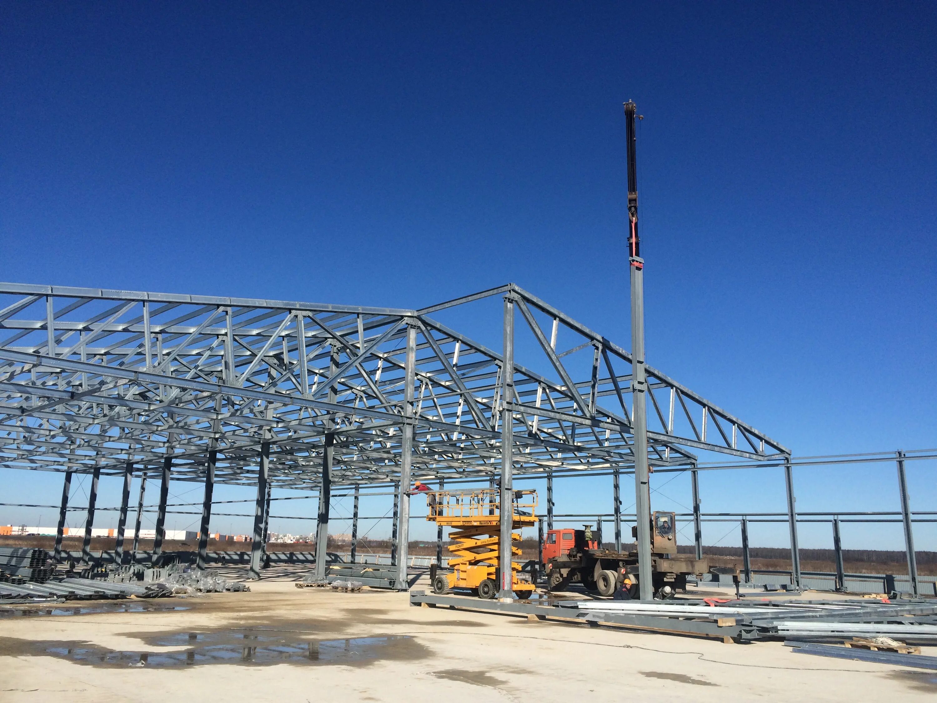 монтаж каркаса здания. постройка ангара лстк. каркасные металлоконструкции. монтаж каркаса здания. каркас здания из металлоконструкций.